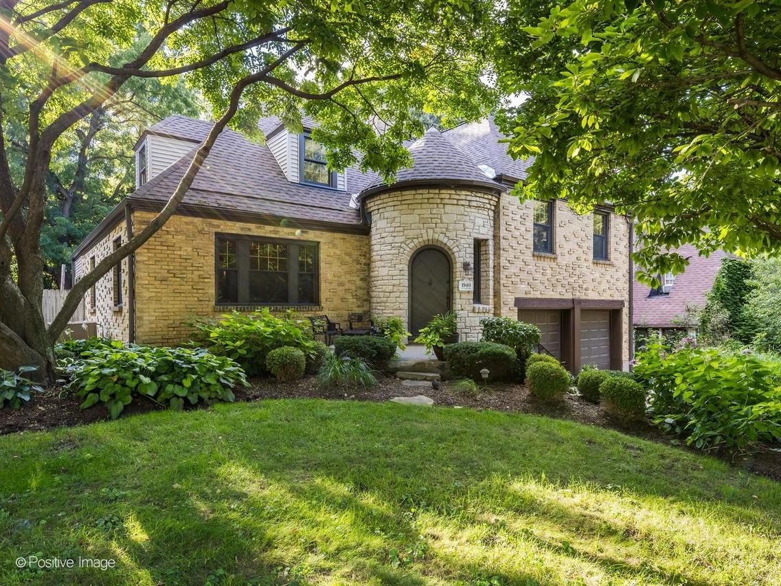 1170 Logan Ave., Elgin, IL 60120