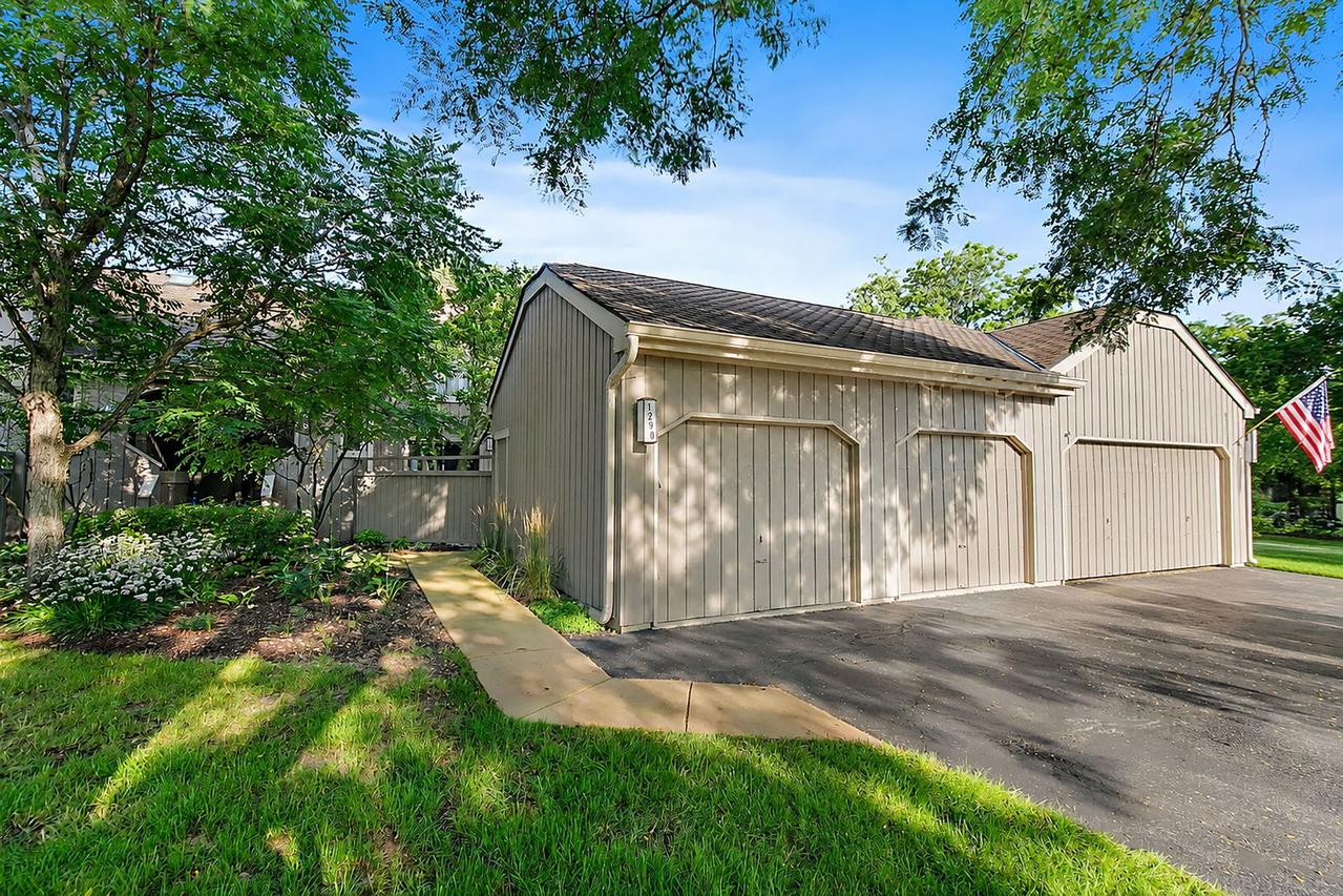 1290 Oak Hill Rd. #B, Lake Barrington, IL 60010