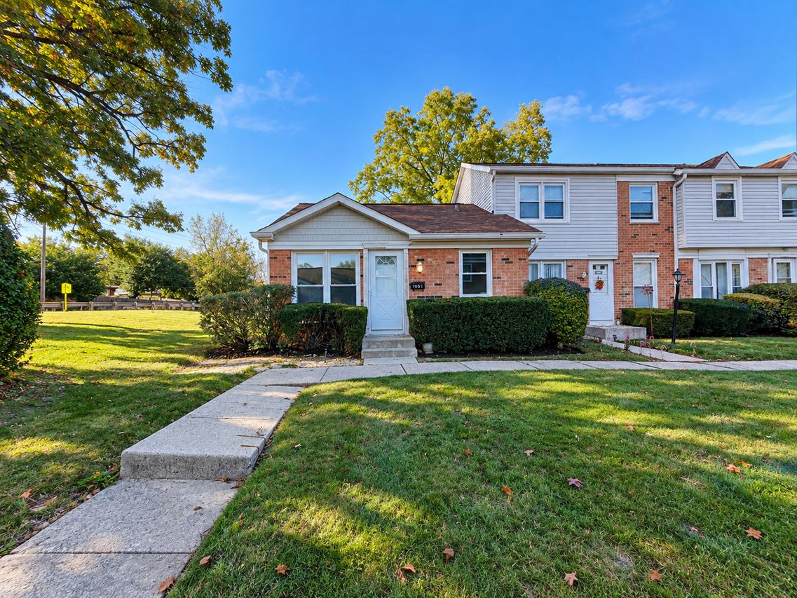 1051 Ashton Ct., Streamwood, IL 60107