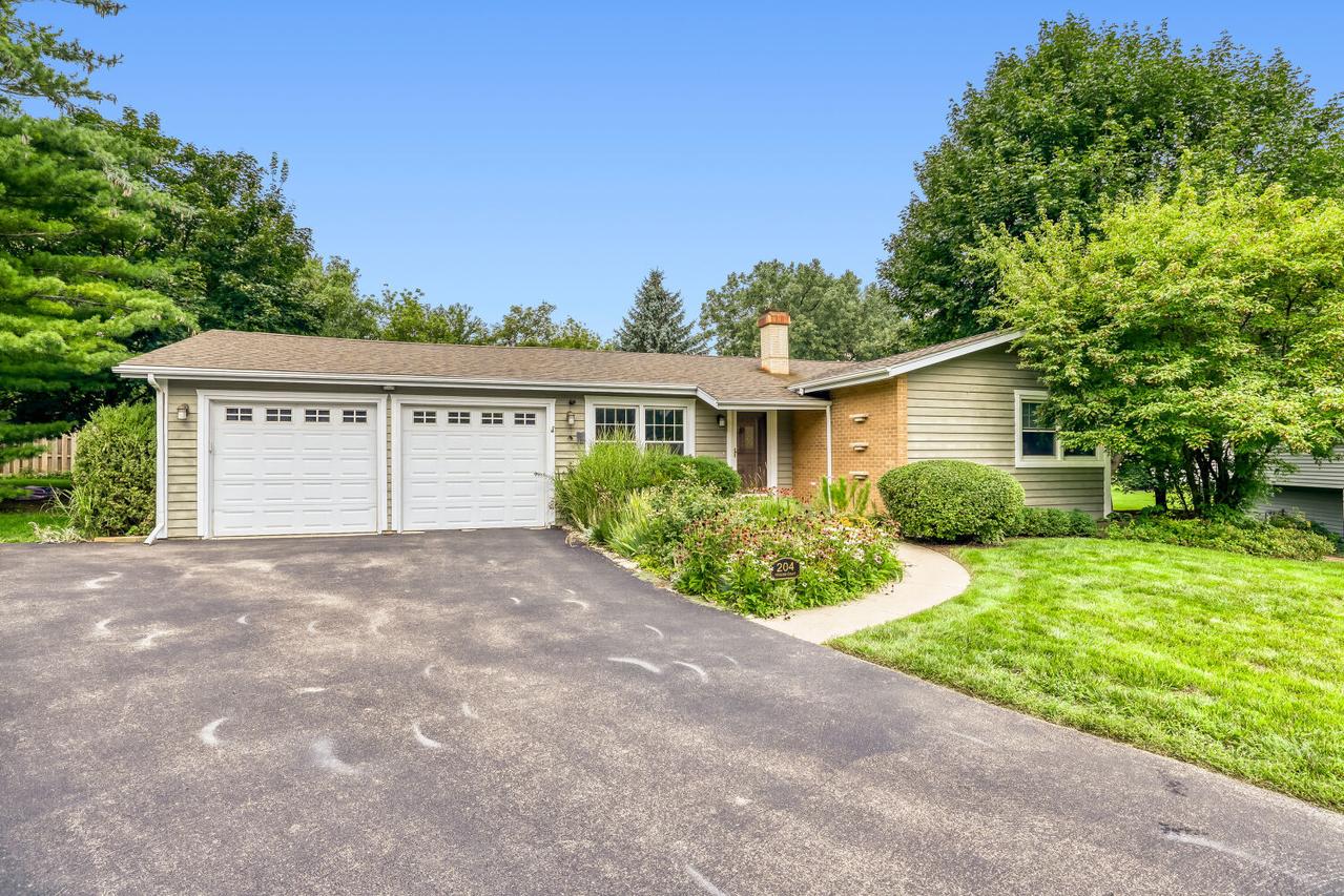 204 Hillside Ct., Lake Zurich, IL 60047
