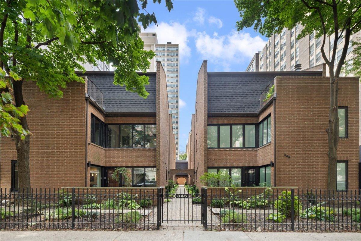 345 W Barry Ave. #8, Chicago, IL 60657