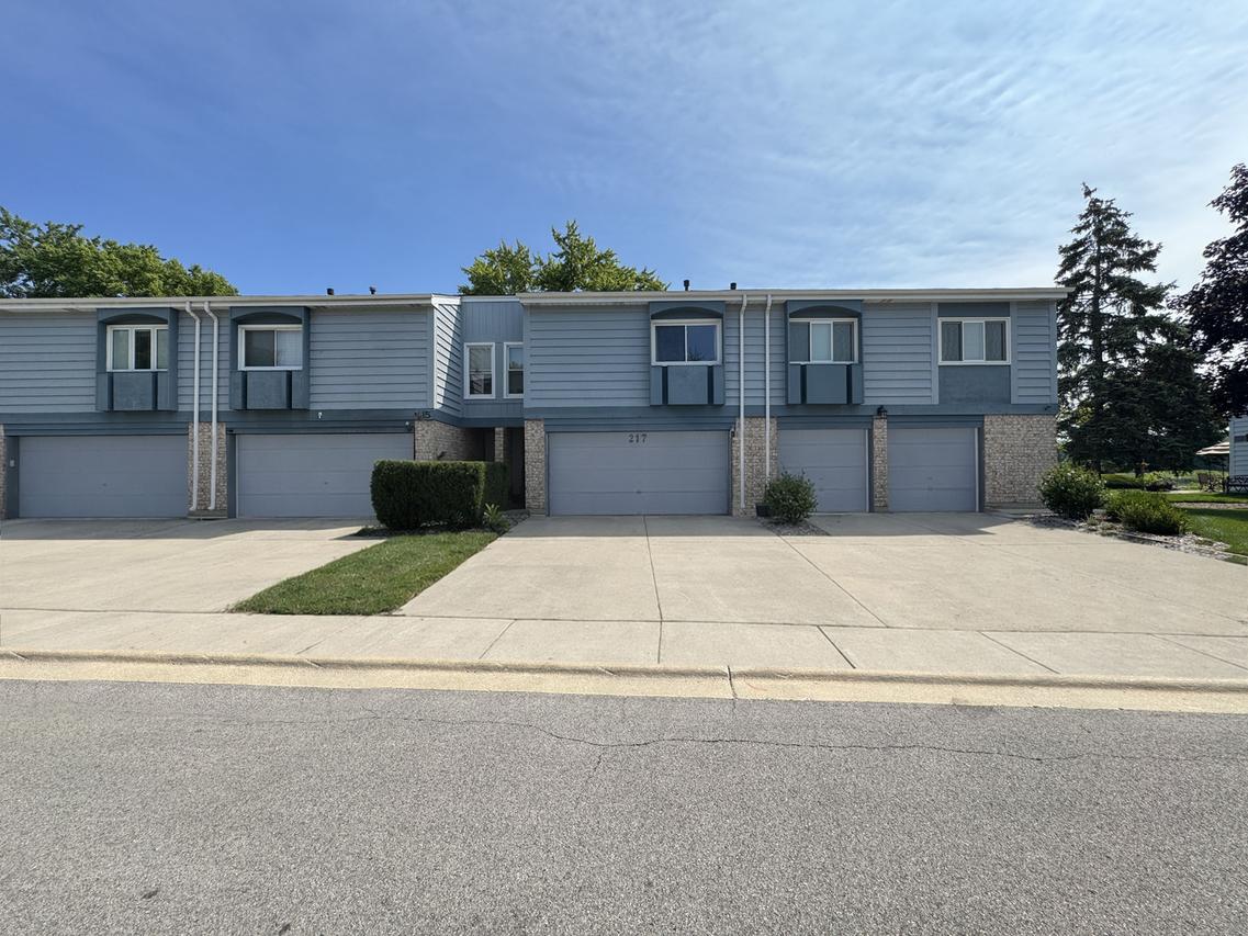 217 Lakeshore Ln., Bloomingdale, IL 60108