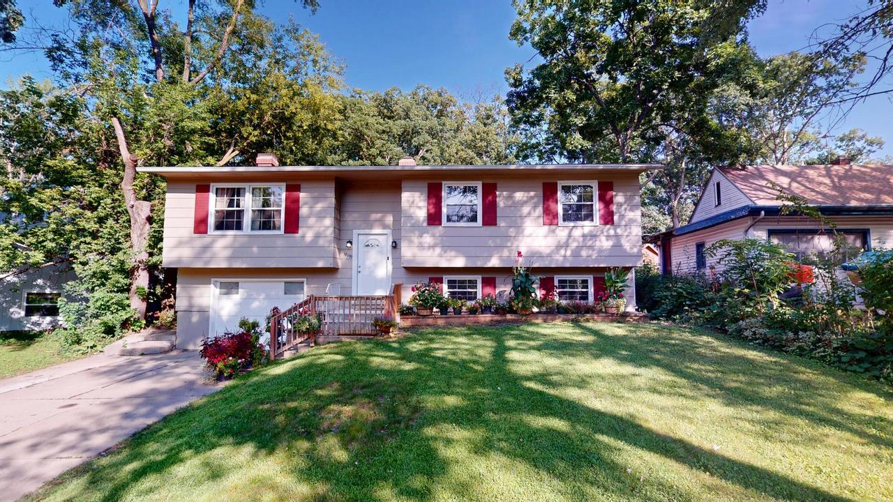 18099 W Valley Dr., Grayslake, IL 60030