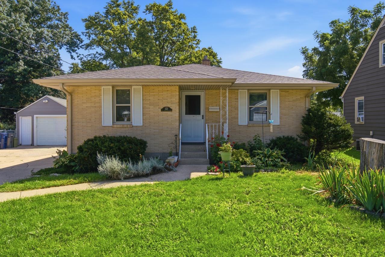 121 S Commonwealth Ave., Elgin, IL 60123