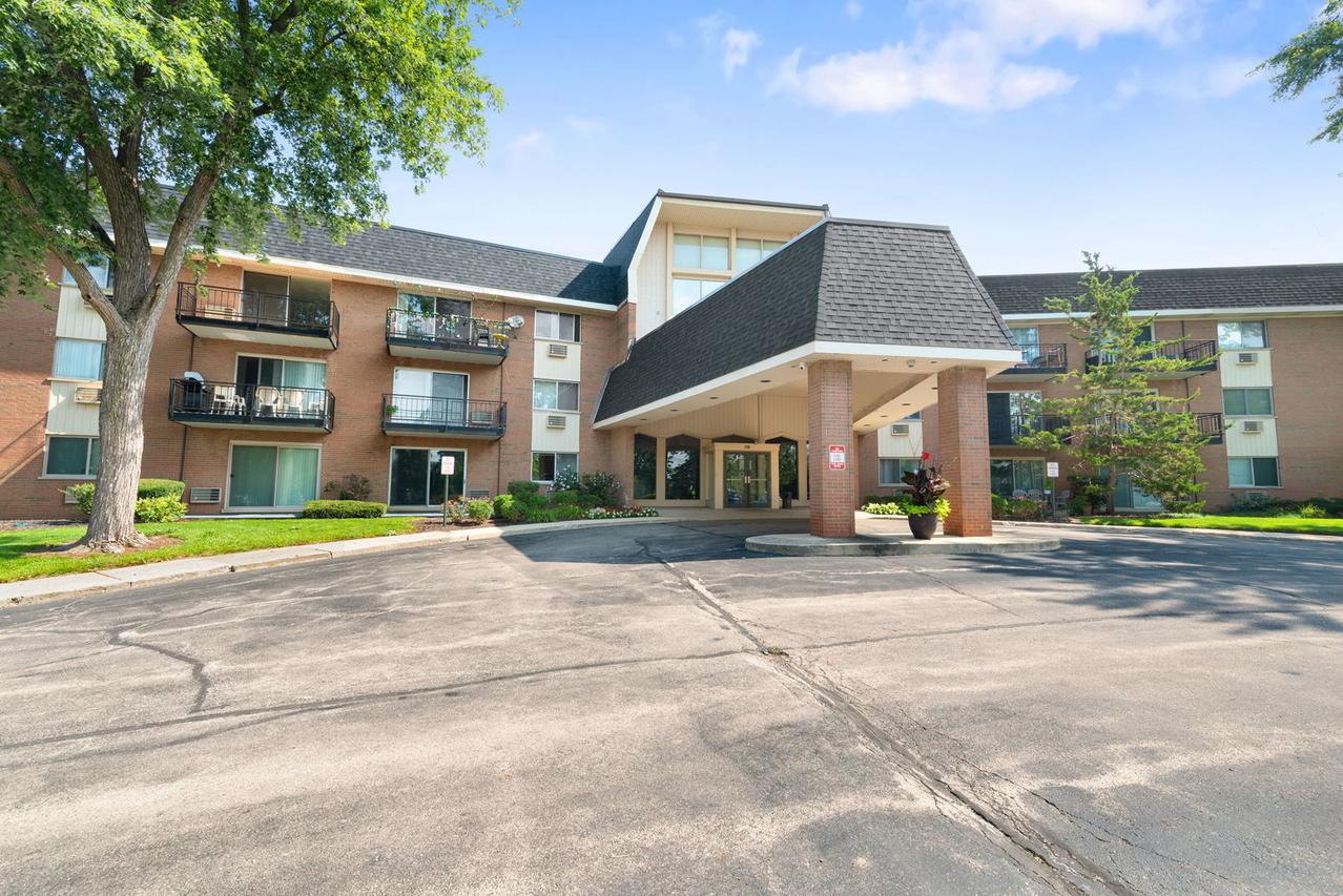 1198 Royal Glen Dr. #101-E, Glen Ellyn, IL 60137