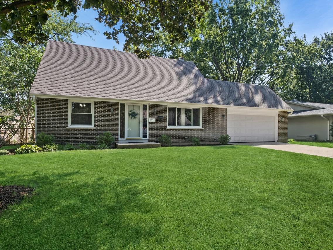 951 Denton Ct., Crystal Lake, IL 60014
