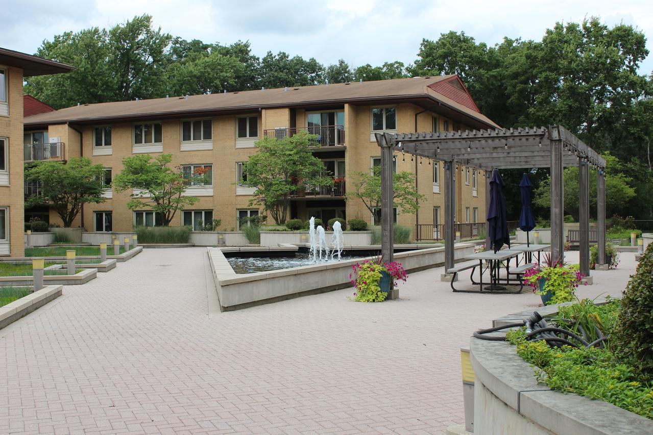2400 W Talcott Rd. #223, Park Ridge, IL 60068