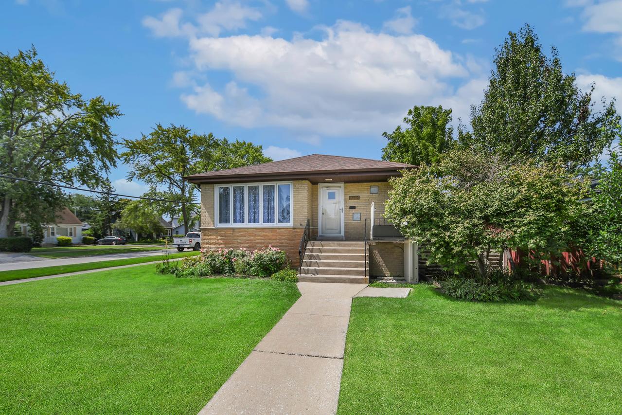 8044 Menard Ave., Burbank, IL 60459