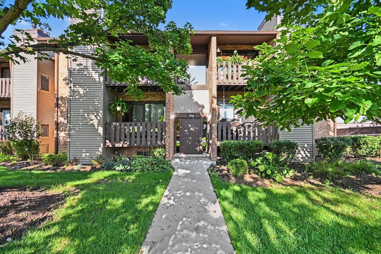 7544 Clarendon Hills Rd. #2E, Willowbrook, IL 60527