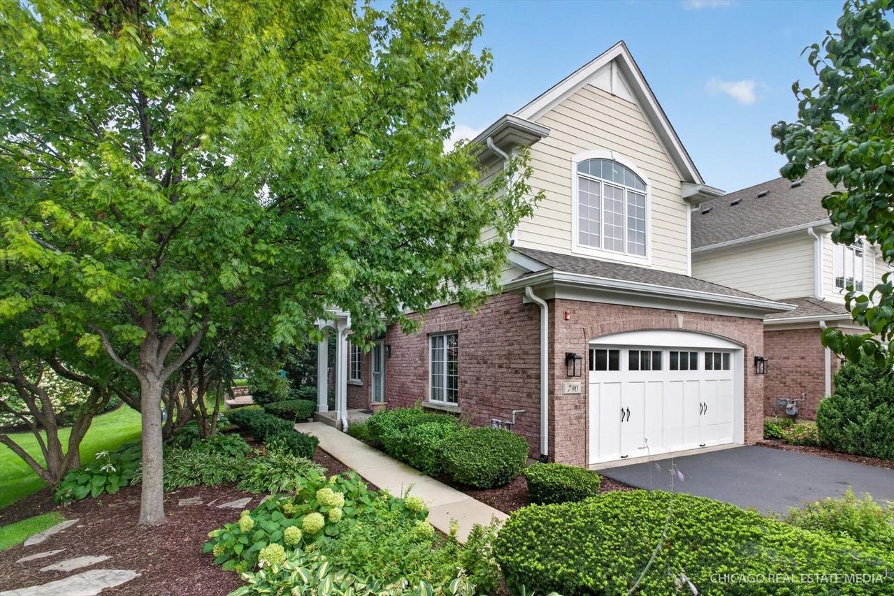 790 Parkview Ct., Glen Ellyn, IL 60137