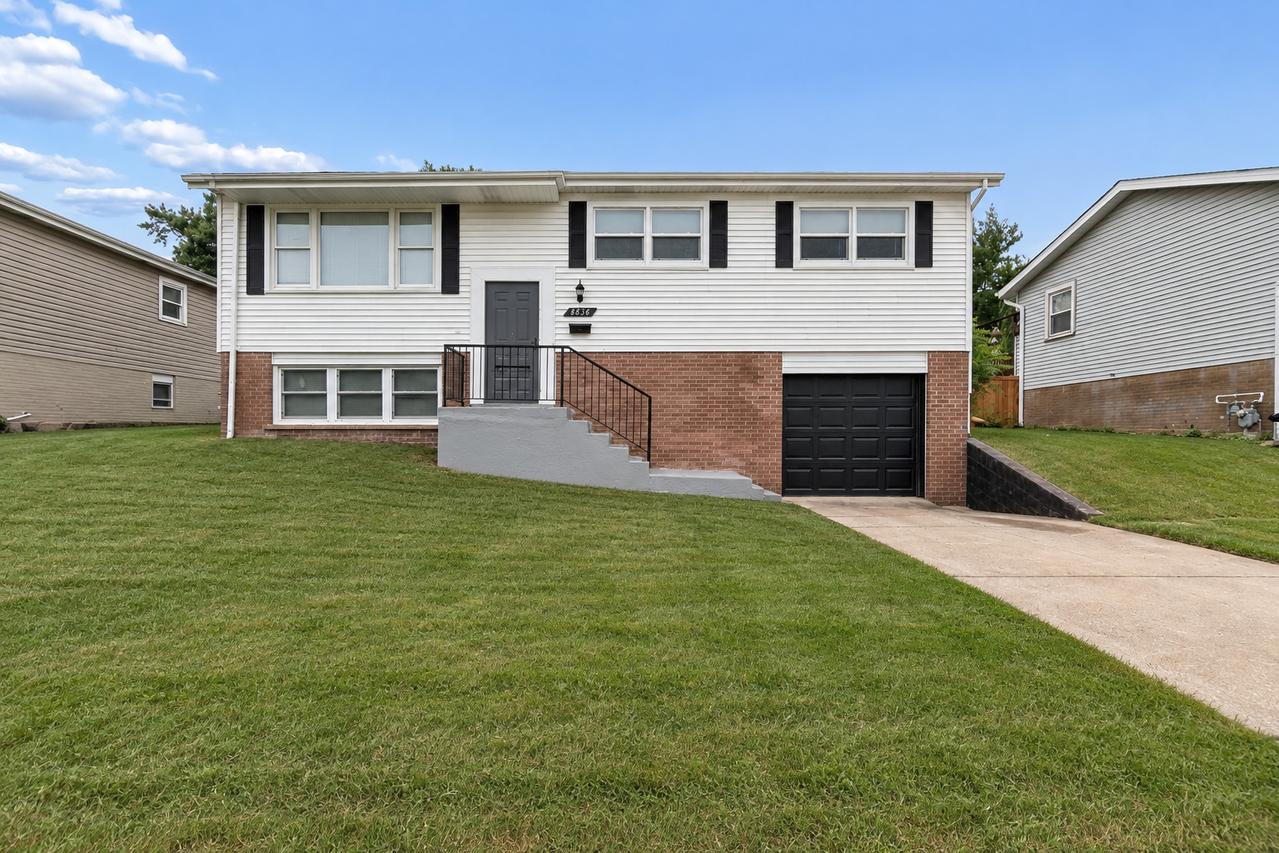 8836 Oakwood Dr., Hickory Hills, IL 60457