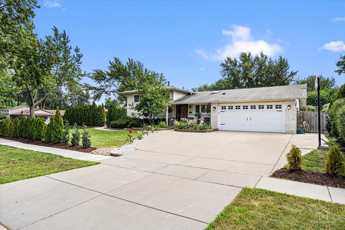 321 Hickory Ln., Schaumburg, IL 60193