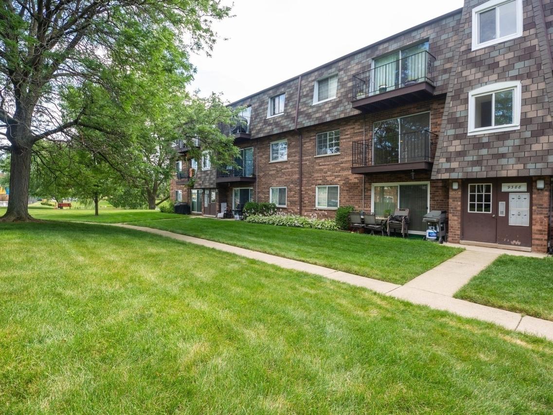 9388 Bay Colony Dr. #2N, Des Plaines, IL 60016