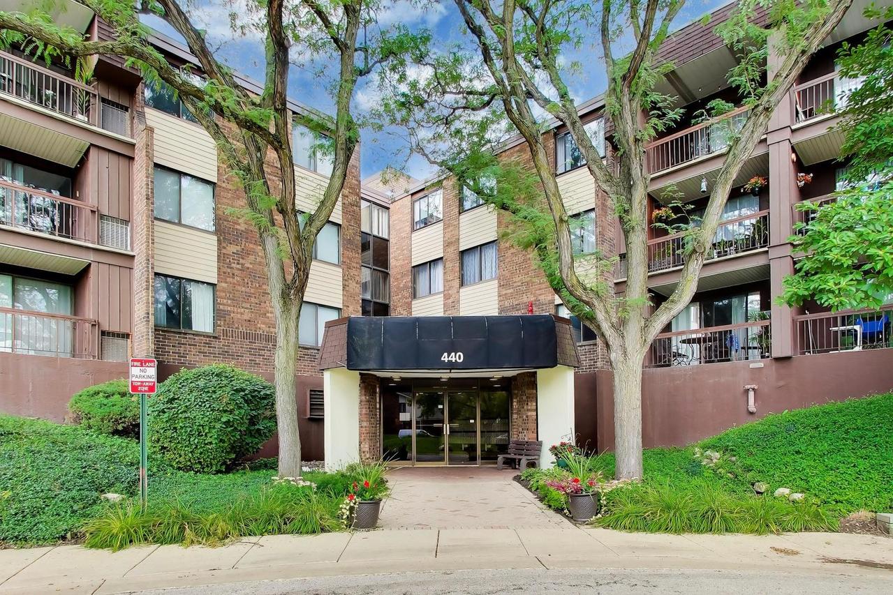 440 Raintree Ct. #2J, Glen Ellyn, IL 60137
