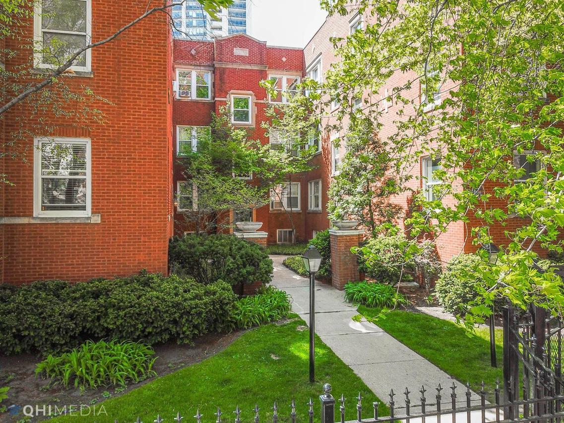 731 W Bittersweet Pl. #2S, Chicago, IL 60613