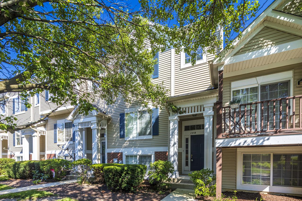 135 Enclave Cir. #B, Bolingbrook, IL 60440
