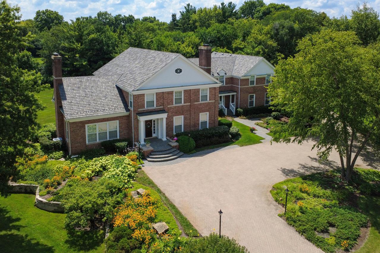 1673 Balmoral Ln., Inverness, IL 60067