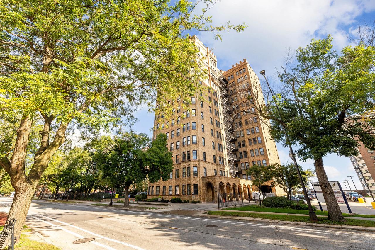 7321 S South Shore Dr. #2B, Chicago, IL 60649