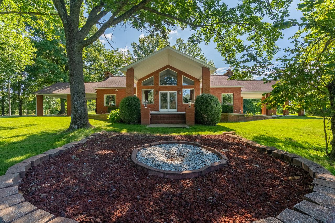 208 Silver Bullet Dr., Carbondale, IL 62901