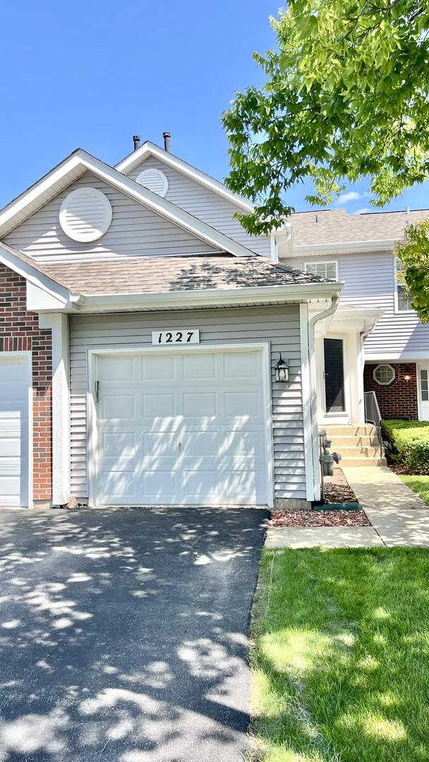 1227 Hathaway Cir., Elgin, IL 60120