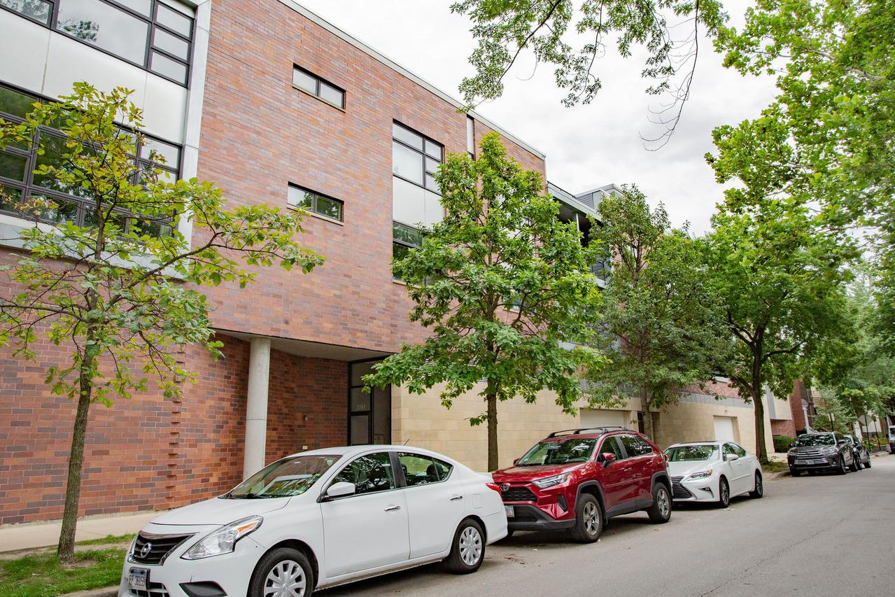3741 N Wolcott Ave. #12, Chicago, IL 60613
