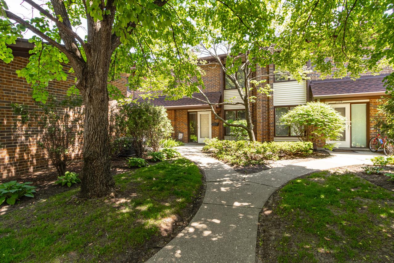 1071 Deerfield Pl., Highland Park, IL 60035