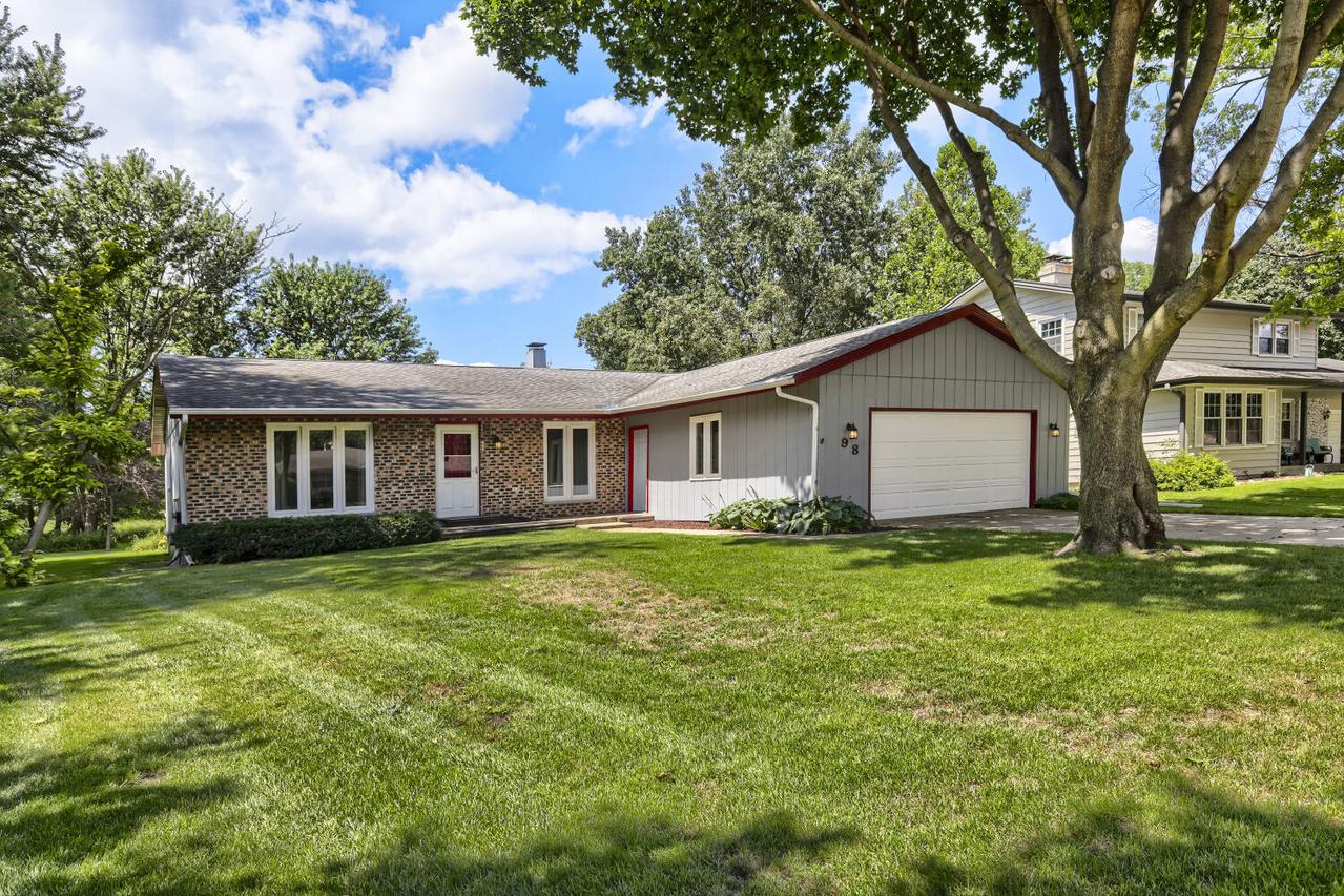 98 Brookside Dr., Elgin, IL 60123