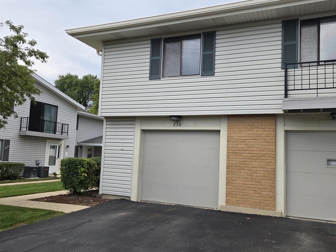 230 Patuxet Ct., Schaumburg, IL 60194