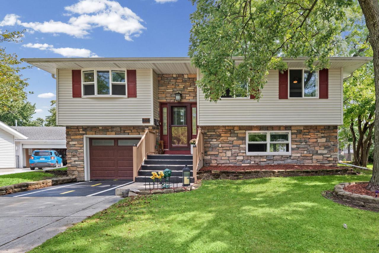 933 Webster Ln., Schaumburg, IL 60193