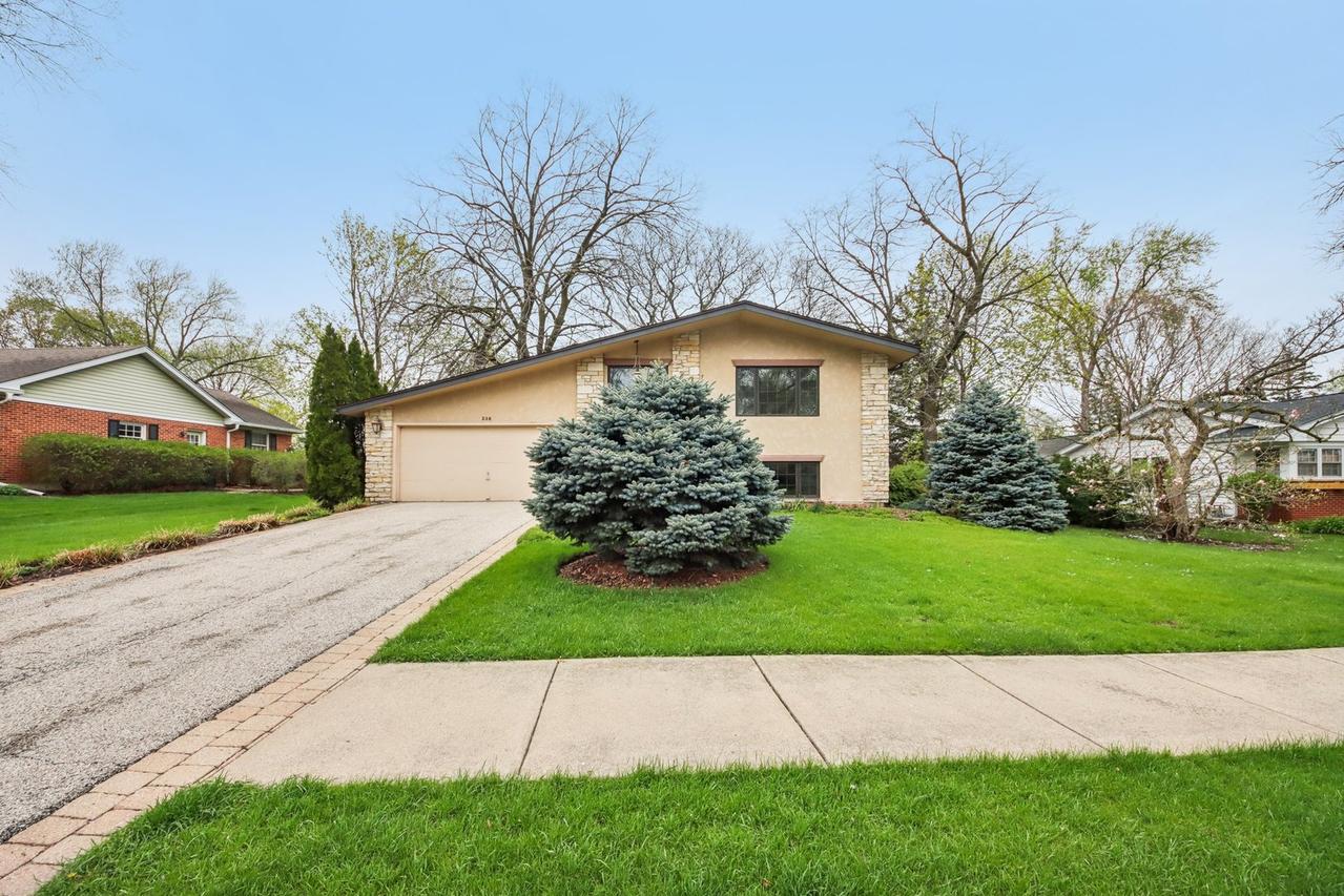 236 Monument Ave., Barrington, IL 60010