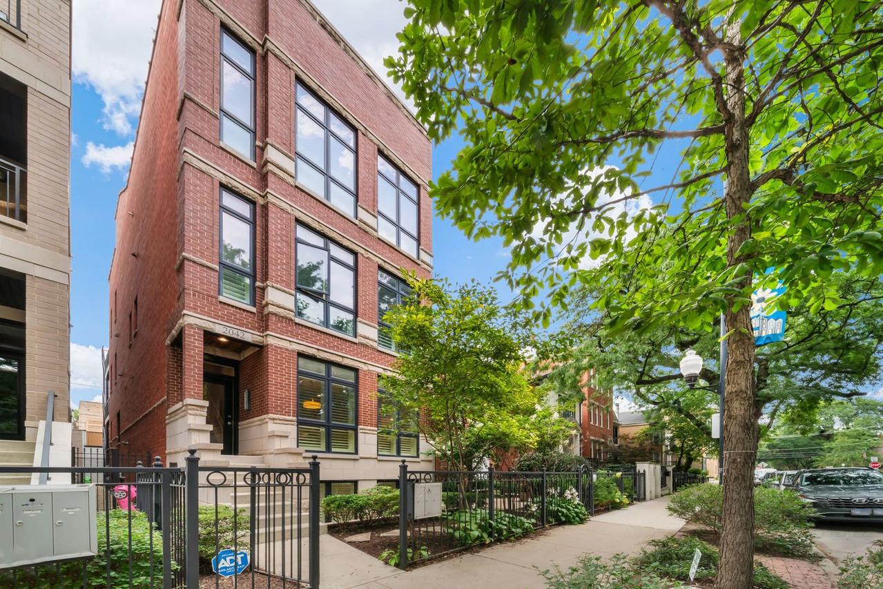 2042 N Racine Ave. #101, Chicago, IL 60614