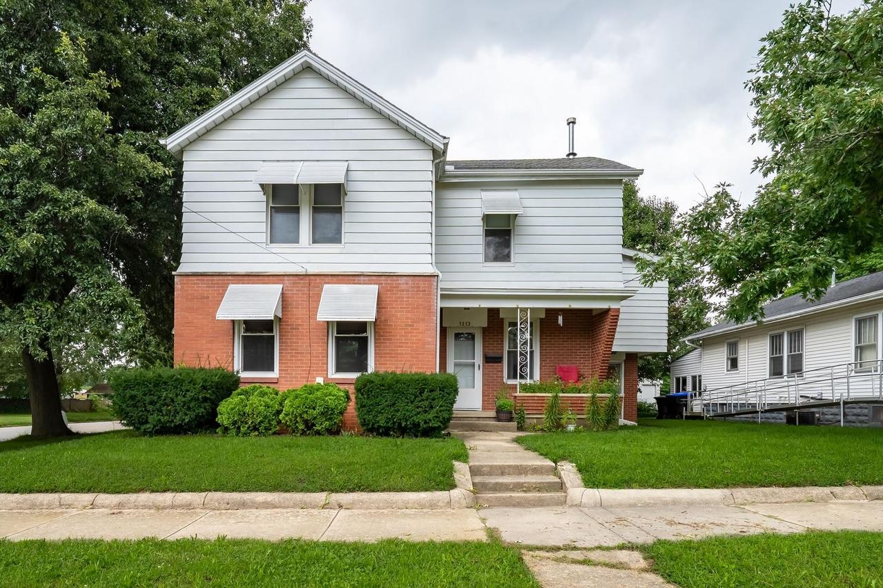 1313 W Chestnut St., Bloomington, IL 61701