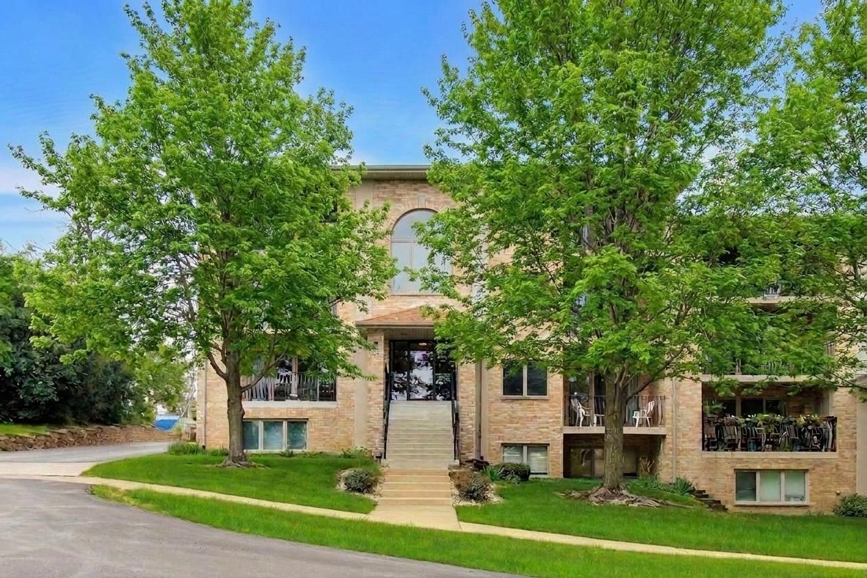4401 Pershing Ave. #2N, Downers Grove, IL 60515