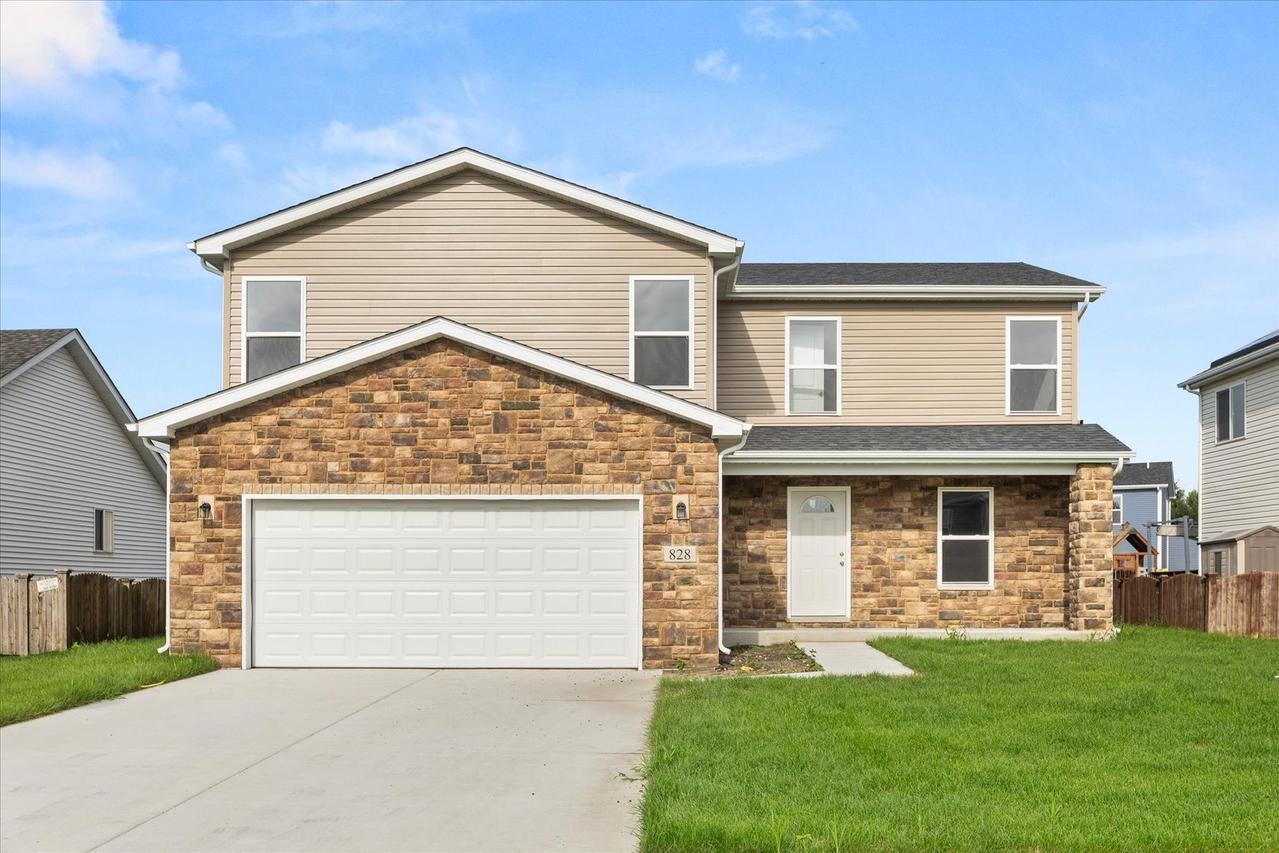 828 Blackhawk Dr., Braidwood, IL 60408