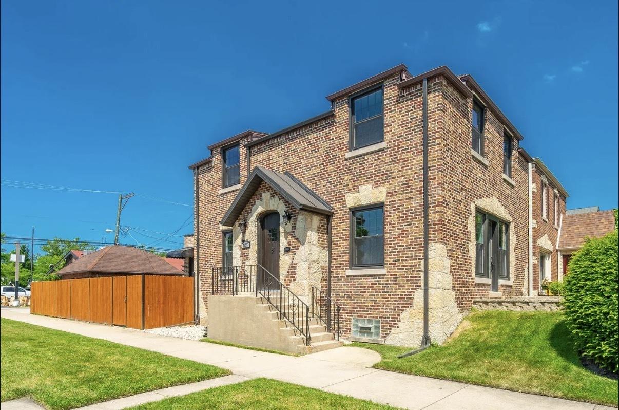7137 N Francisco Ave., Chicago, IL 60645