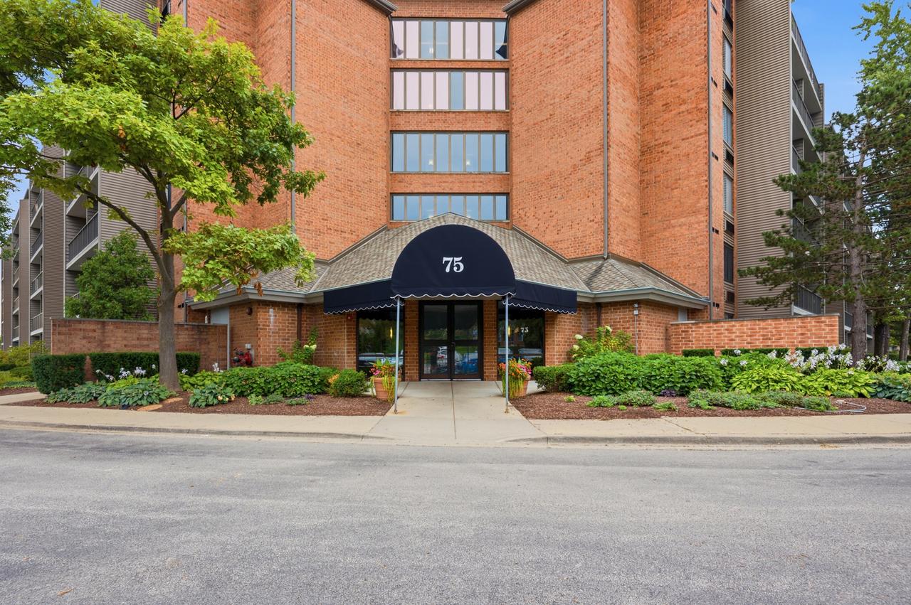 75 Kristin Cir. #309, Schaumburg, IL 60195