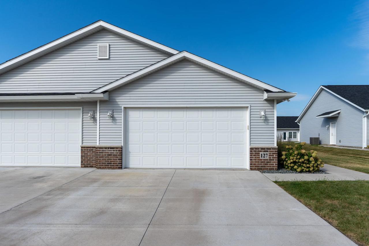 127 Beacon Harbor Pkwy., East Moline, IL 61244