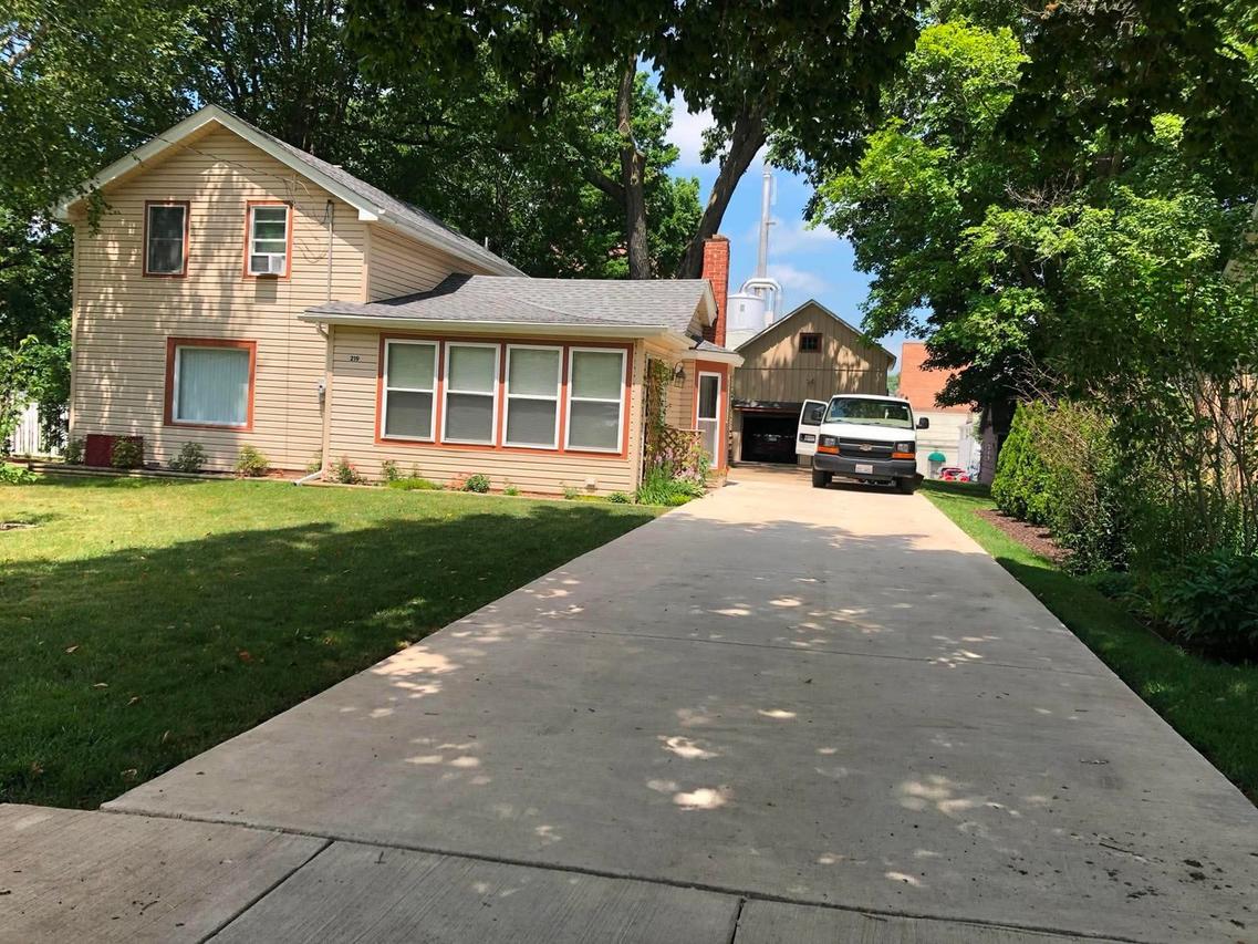 219 W 4th St., Pecatonica, IL 61063