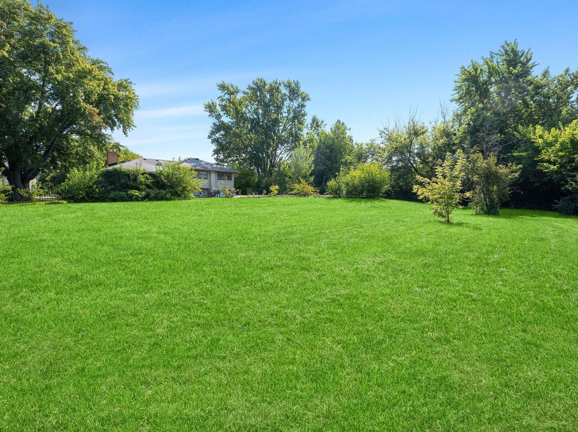 2250 White Oak Dr., Northbrook, IL 60062