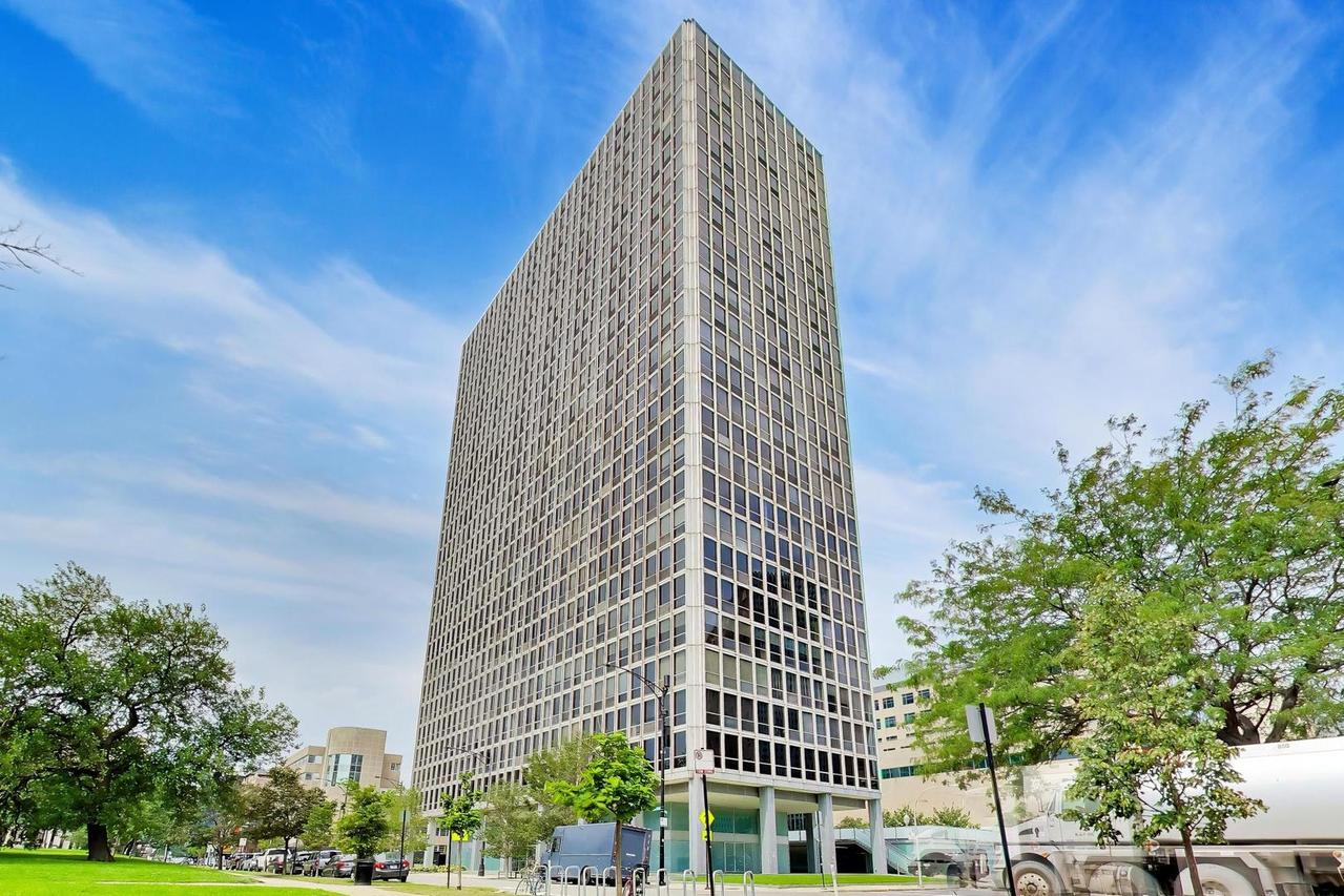 330 W Diversey Pkwy. #902-04, Chicago, IL 60657