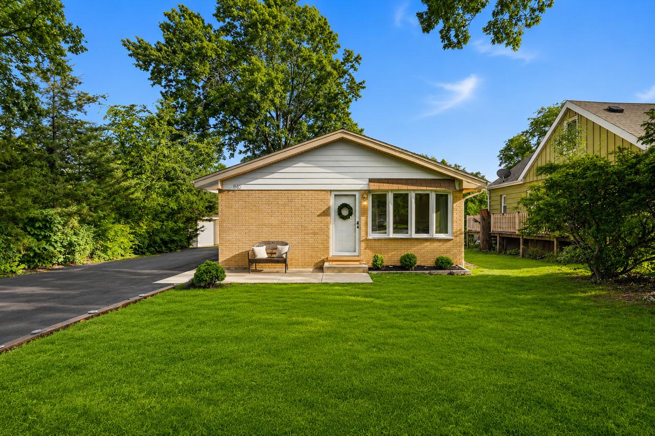 849 E Red Oak St., Addison, IL 60101