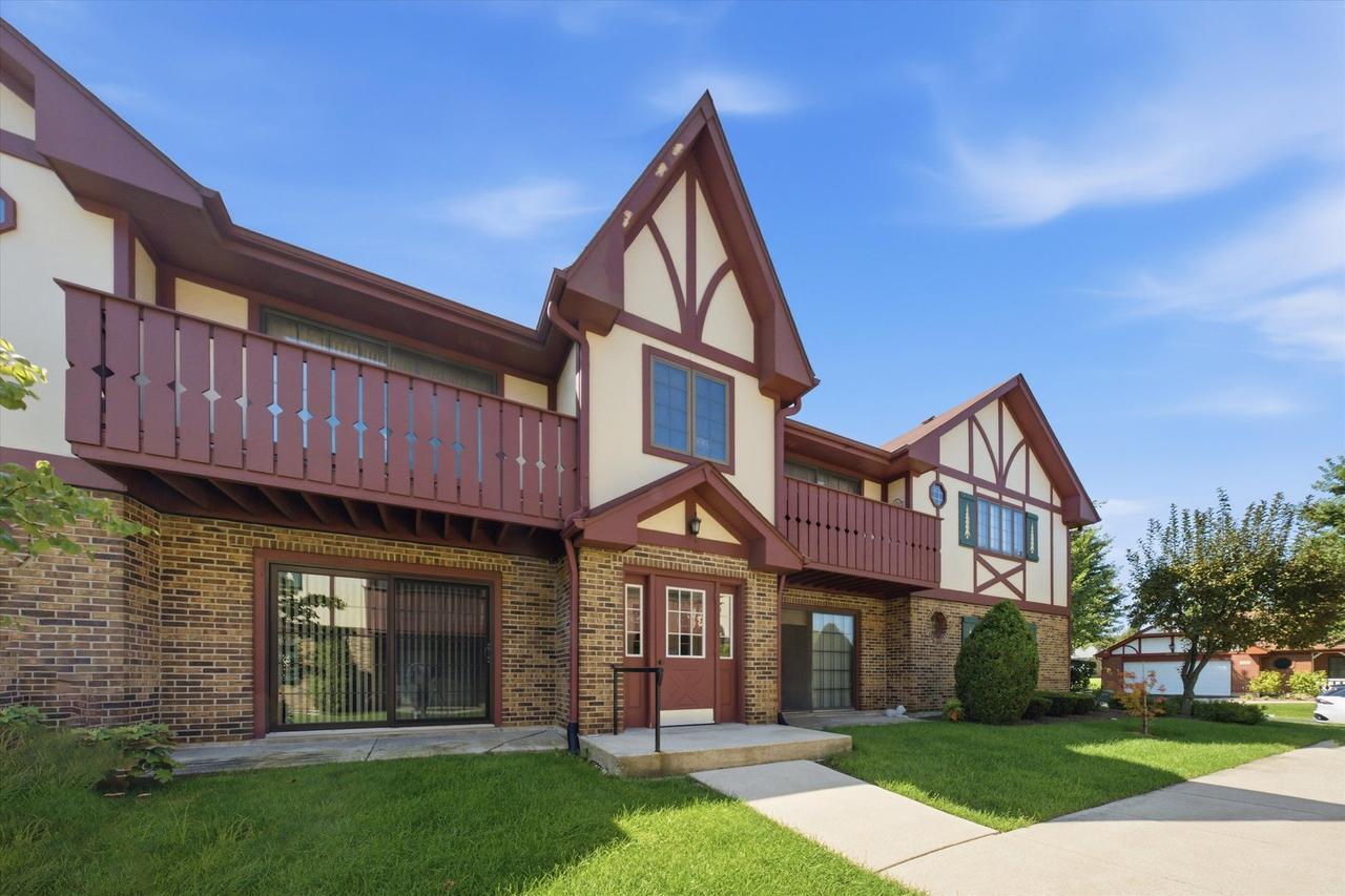 11553 Autobahn Dr. #201, Palos Park, IL 60464