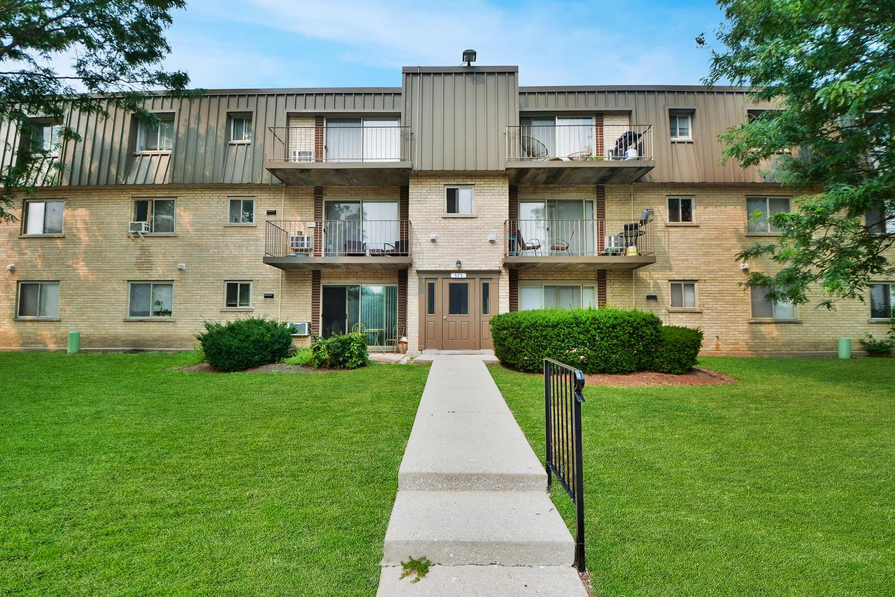 575 Fairway View Dr. #3H, Wheeling, IL 60090