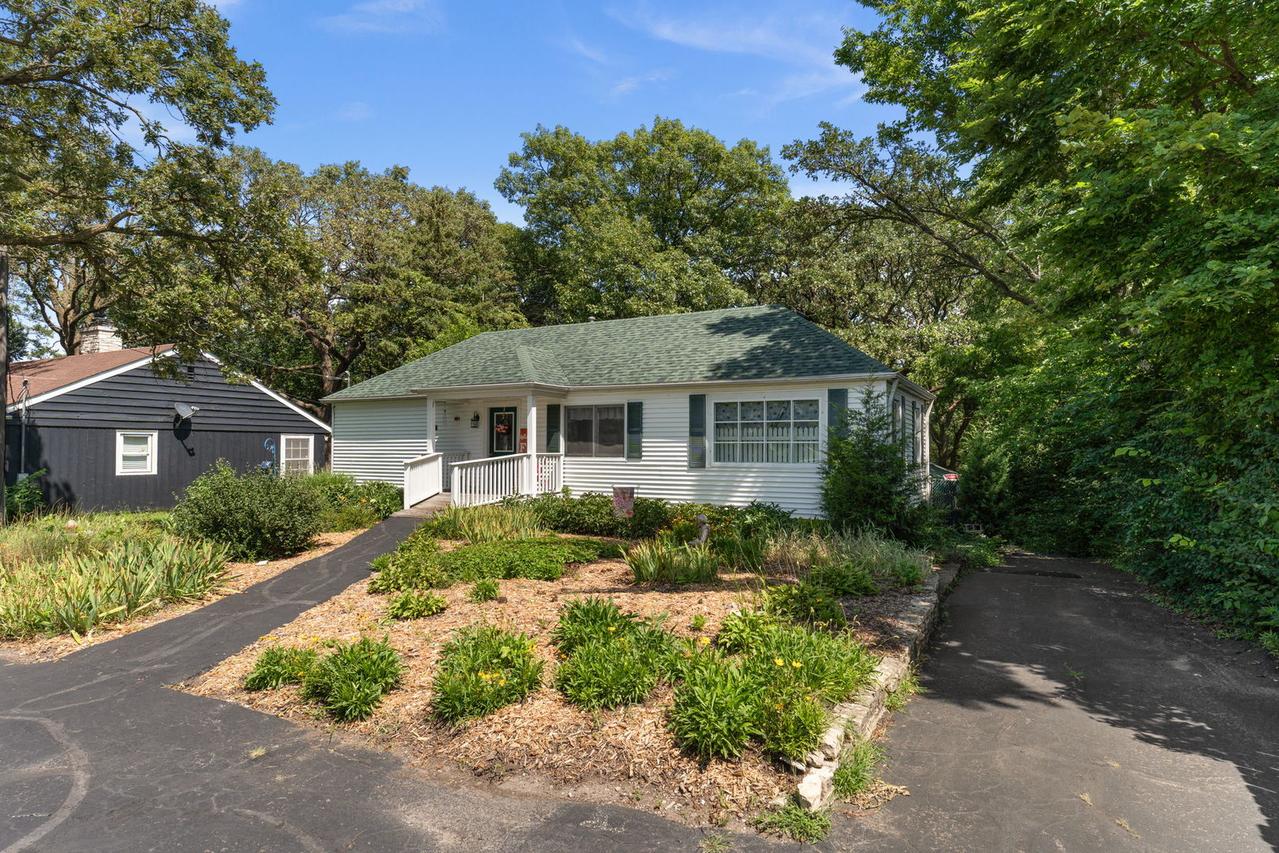 319 S Lincolnway St., North Aurora, IL 60542