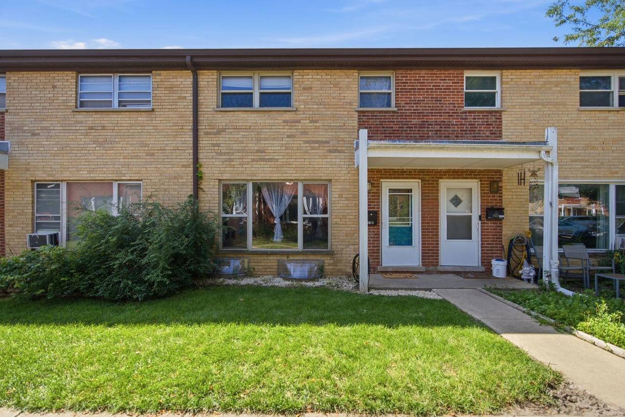 207 Linn Ct. #B, North Aurora, IL 60542