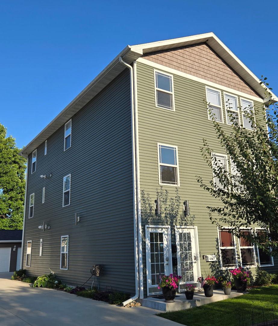 420 24th Ave., Naplate, IL 61350