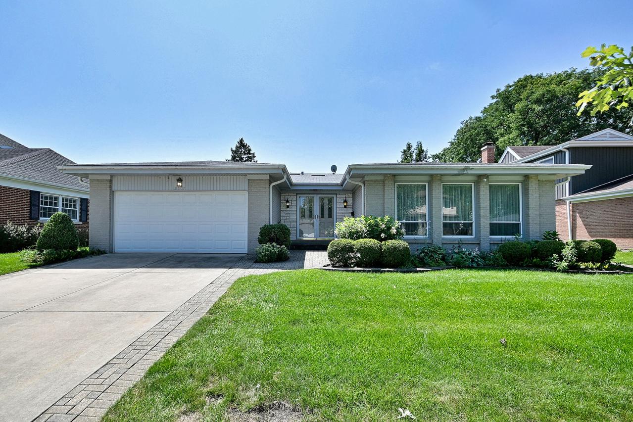 2307 E Sherwood Rd., Arlington Heights, IL 60004