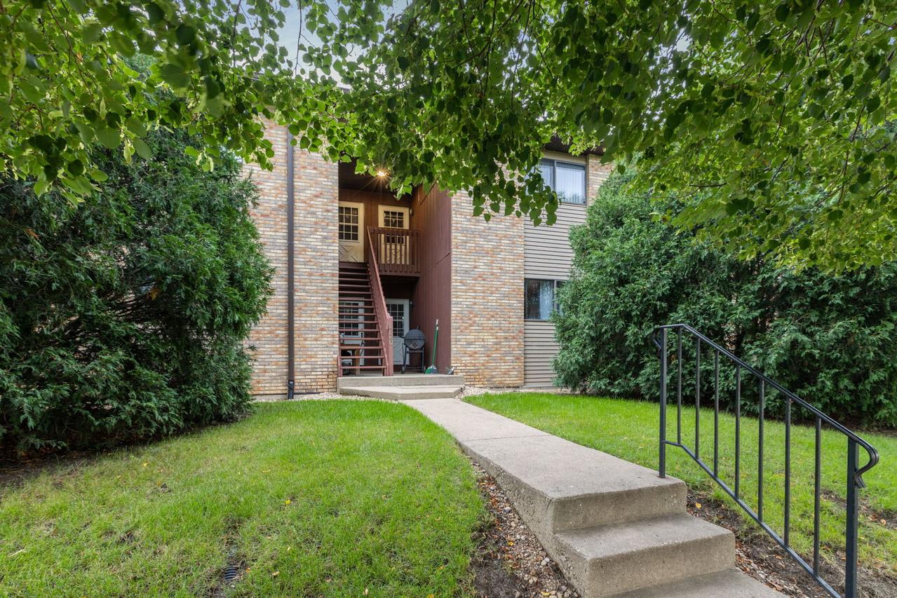 720 Sundown Rd. #F, South Elgin, IL 60177