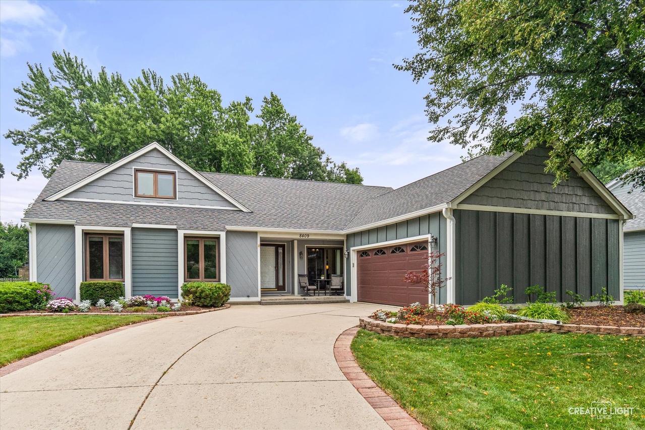 8409 Mending Wall Dr., Woodridge, IL 60517