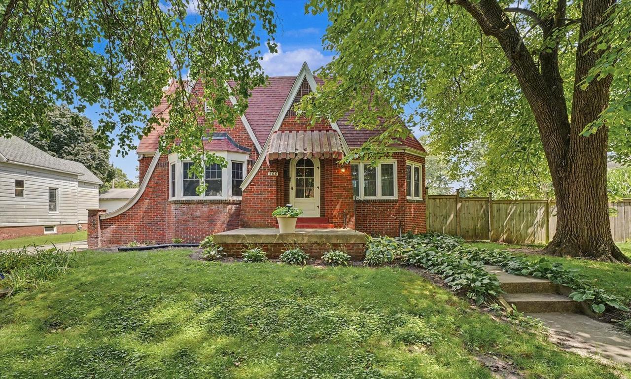 109 N Pine St., Villa Grove, IL 61956